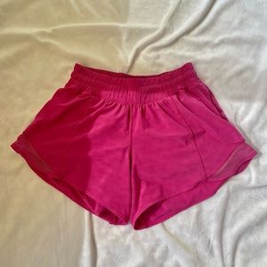 Lululemon Size 4 Sonic Pink Hotty Hot Low-Rise Lined 4” shorts